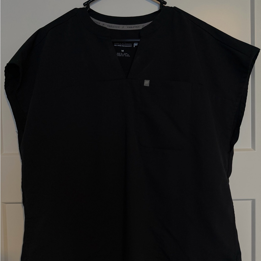 Women’s evolve scrub top